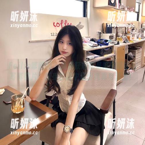 Feilin嗲囡囡 - 免费获取就是阿朱啊校服写真照片，感受校园中那份纯真与活力！