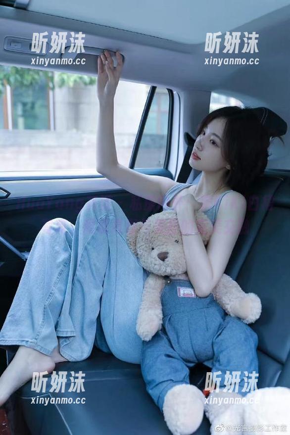HuaYang花漾-宋KiKi HuaYang花漾 - 私房内外:宋KiKi白裙写真,展现青春与美丽的完美交融