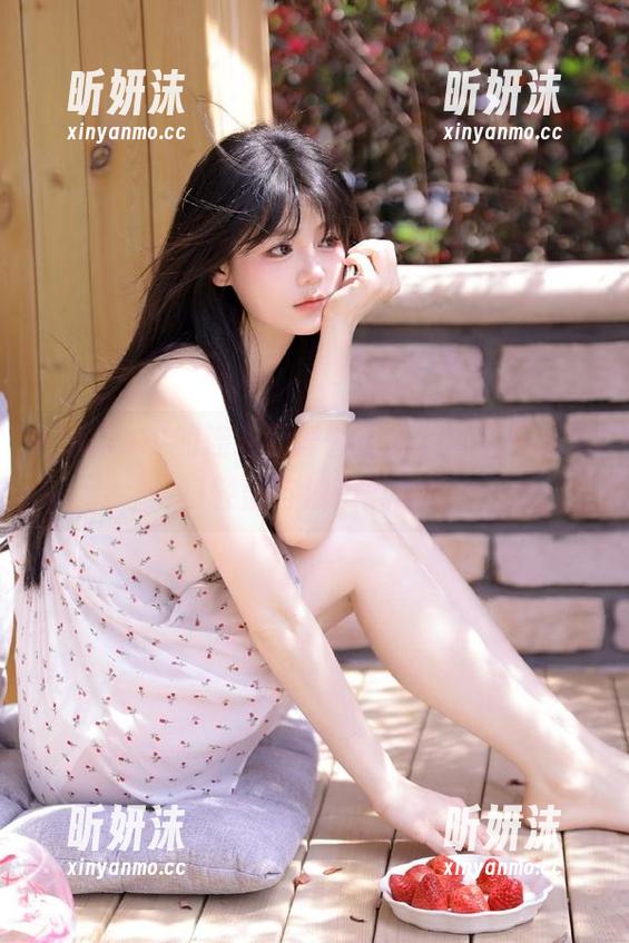 KuukoW的连衣裙套图更新，带你领略夏日轻盈与浪漫风情！