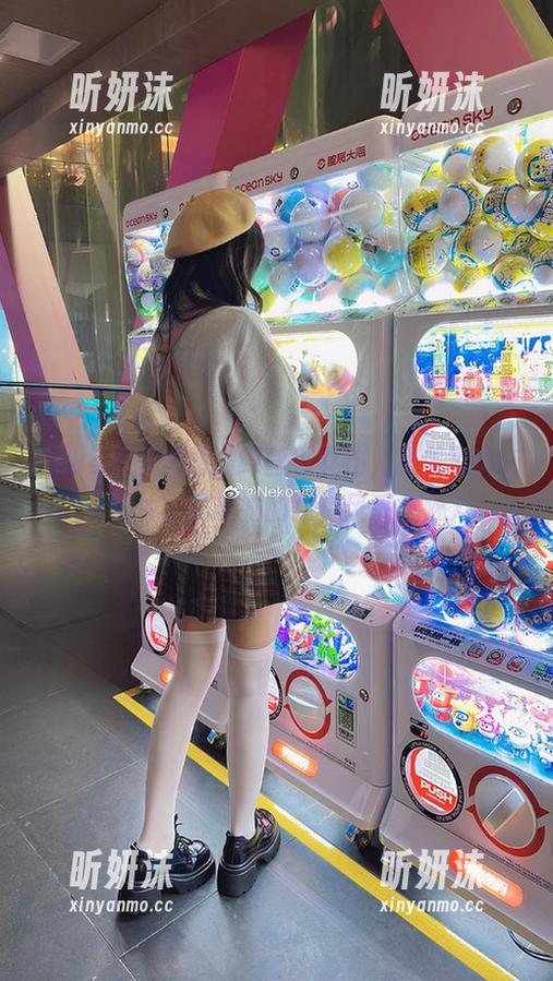 Neko薇薇倾情演绎丝绒女仆，精美写真与迷人照片，尽现她的独特风采与魅力。