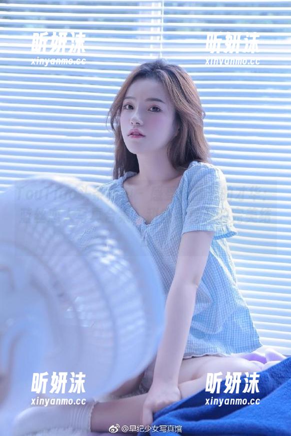 TouTiao头条女神 - 感受张梦艺的才华：蓝丝恋人写真合集，甜蜜与性感的完美结合