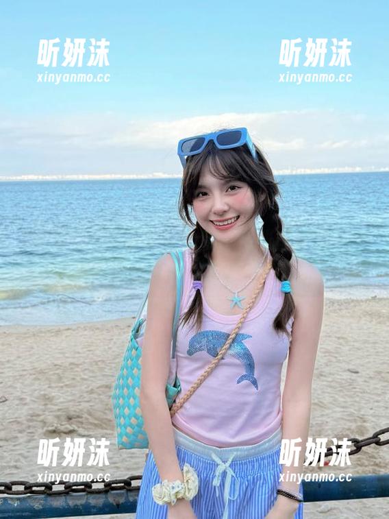TouTiao头条女神-张蓝欣 TouTiao头条女神 - 瞧瞧!张蓝欣的最新短裤图册,居然让她的腿更长了!