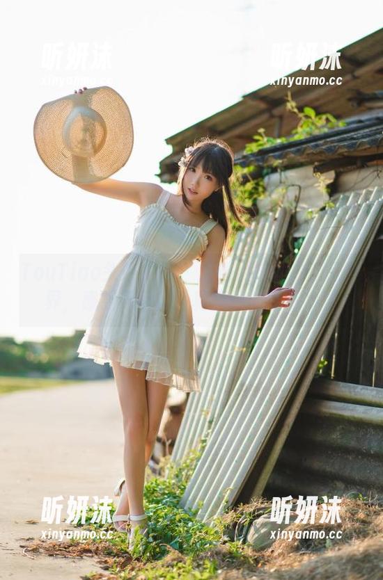 TouTiao头条女神-易阳 TouTiao头条女神 - 走进易阳的办公室世界,感受无圣光写真蕴藏的情感力量