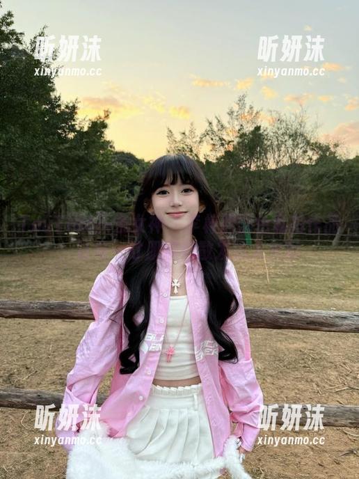 TouTiao头条女神 - 李梓熙黑色私拍作品：让每一寸肌肤都散发迷人光彩