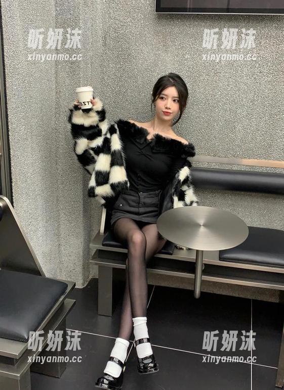 UGirls尤果网 - 白裙故事：周心情的美图合集，带你感受每一刻的悠然与清新