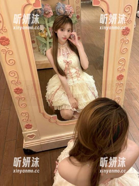 UGirls尤果网 - 张馨彤的双人自拍：原图与图片中的搞笑细节超乎你的想象！