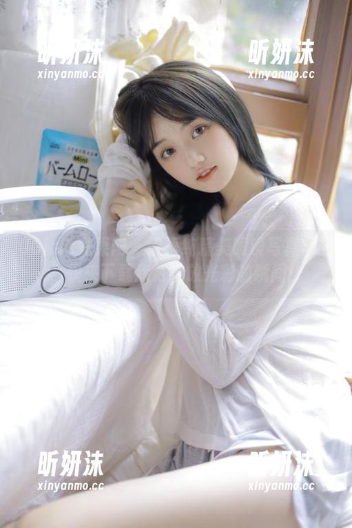 UGirls尤果网 - 王语纯精美眼镜写真套图，快来下载欣赏绽放光彩的瞬间！