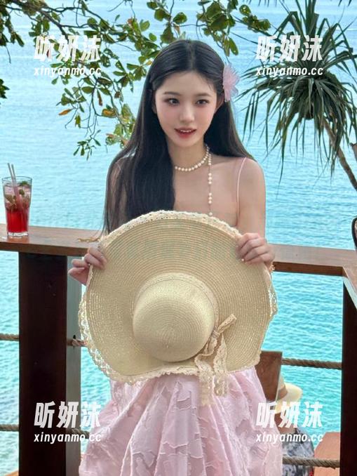 UGirls尤果网 - 万圣节狂欢，郝晴Grace全套原图写真展现节日的趣味与惊艳！
