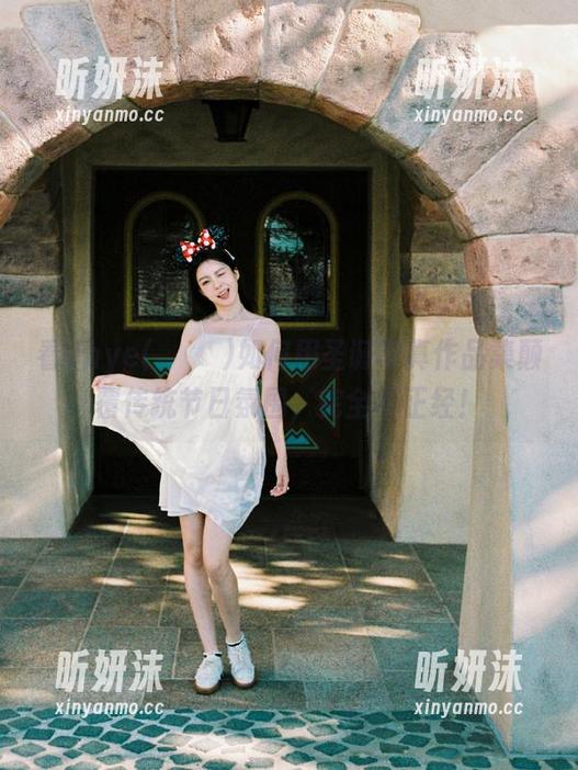看Uhye(이유혜)如何用圣诞写真作品集颠覆传统节日氛围，完全不正经！