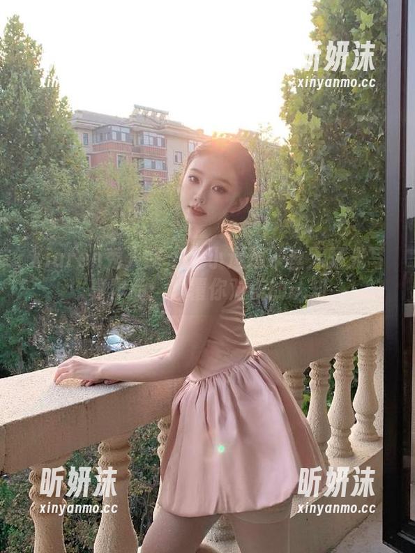 Xiuren秀人网-是小逗逗 Xiuren秀人网 - 是小逗逗灰丝无圣光写真作品:颠覆你对美的认知
