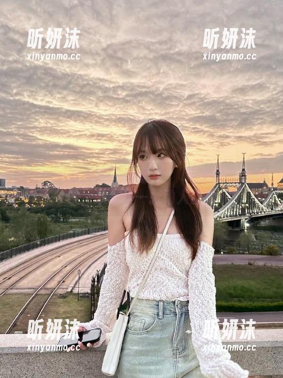 Xiuren秀人网 - 观看章芃芃带来的灰丝美学，欣赏每一张动人图片