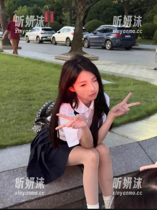 Xiuren秀人网-萌白酱 Xiuren秀人网 - 探寻萌白酱裸足魅力,高清原图与完整图包一次性奉上!