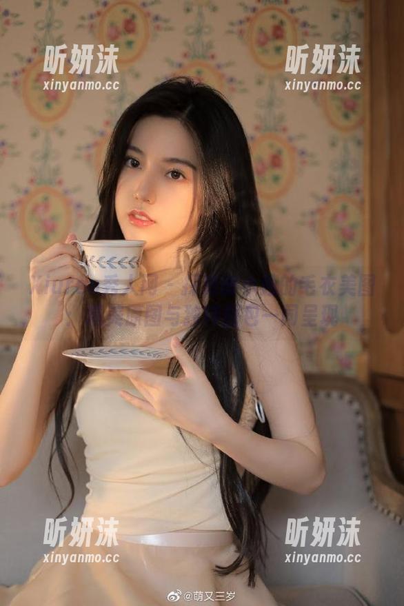 Xiuren秀人网 - 探索谢小蒽的毛衣美图：精美原图与独特图包一同呈现