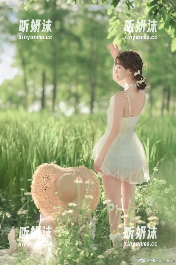 YouMi尤蜜荟-小海臀Rena YouMi尤蜜荟 - 小海臀Rena的最新作品引发热议:丝袜写真背后的故事与情感