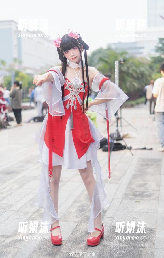 coser衣衣 海边的浪漫与coser衣衣的风格,写真集里的每一份分享都是惊喜!