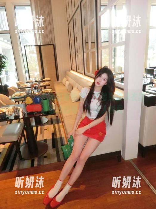 pans-熙媛 pans - 汹涌的海浪里,高清熙媛泳衣图包记录她的每一个动人瞬间