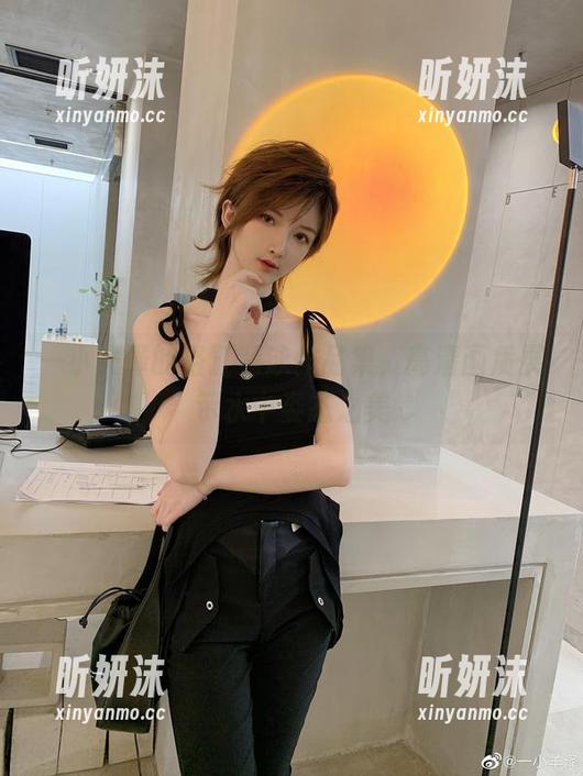 一小央泽的浴缸竞泳作品集，高清画质展示水中姿态之美