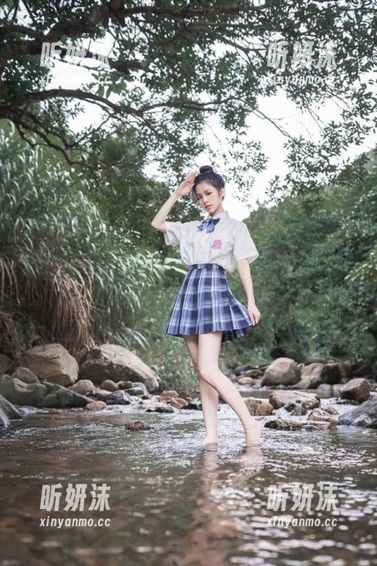微密圈 - 《丝月神最新写真集：白色光影下的优雅之舞》带你进入新境界