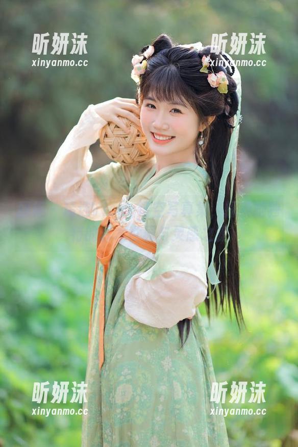 丽柜 - 精选Vicky镂空写真集，探索她独特的艺术世界与灵感之源