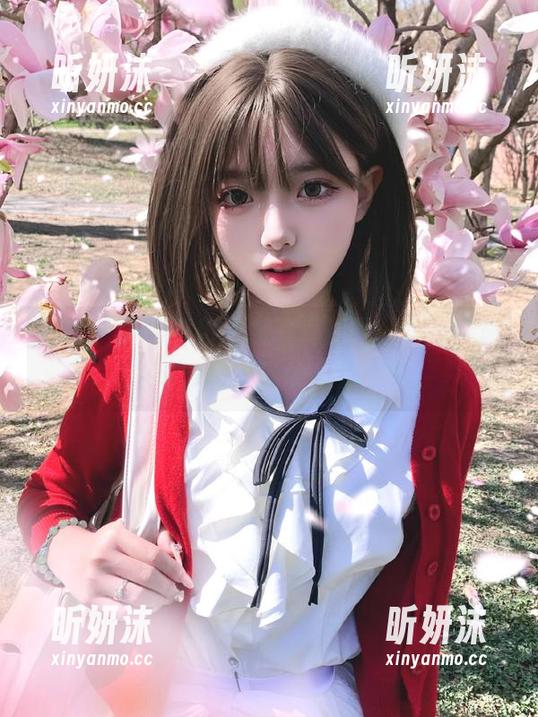 丽柜 - 最新甜甜泳池写真原图，沉浸在阳光与水波之间的美好瞬间
