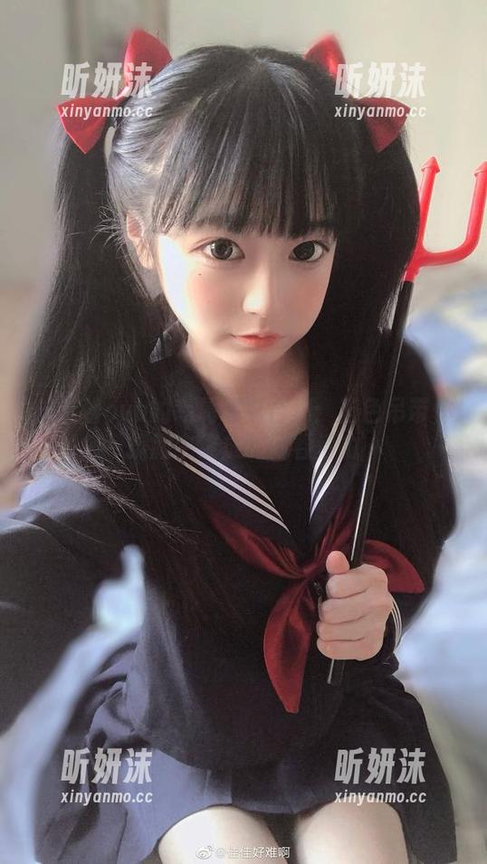 佳佳酱ovo的专属写真合集：蓝色吊带体操服中绽放的青春活力