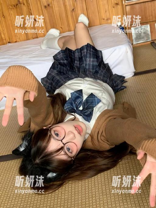 克拉女神-薇薇 克拉女神 - 尽享夏日风情,薇薇泳池图片合集带你游览唯美的水下世界