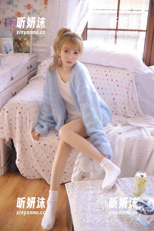 探索凉凉子的白色写真壁纸，感受简约之美的无穷魅力
