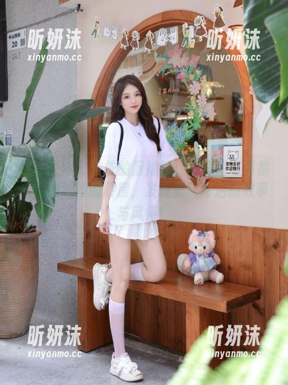 初夏女神-依依 初夏女神 - 依依的厨娘梦:超高清写真集带你走进她的厨房,发现美味背后的故事与风情!