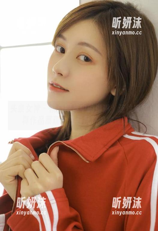 头条女神 - 精选图库中的琳琳：连体衣写真作品展现个性与风格的完美融合