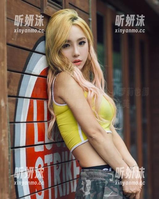 头条女神 - 钟晴的写真作品：小萝莉也御姐，展现了多面性的女性之美