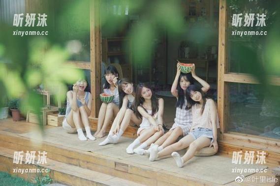 学妹加速跑 - 时尚前沿：九九最新格子裙套图，让你心动不已