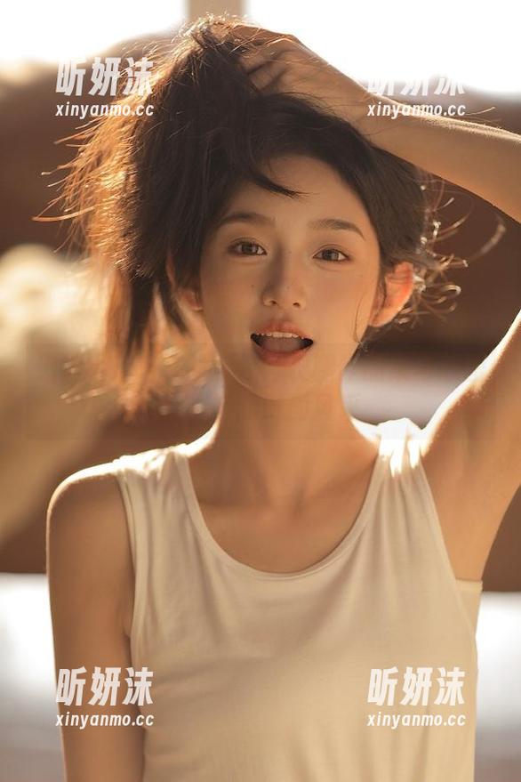 追随小瑶幺幺的脚步：长腿作品集与原图分享她的时尚风采