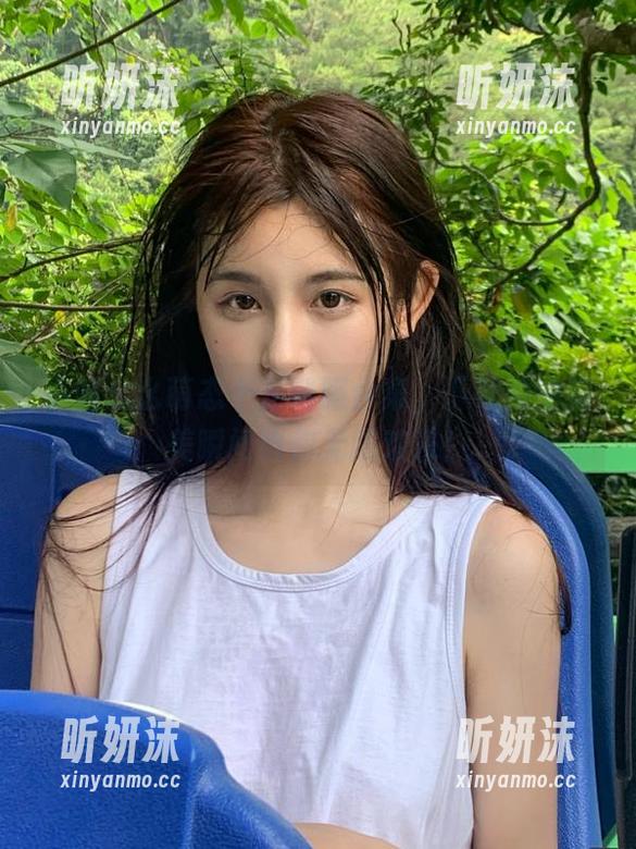 小瑶幺幺萌态十足制服合集，下载她的甜美瞬间给你无限欢乐！