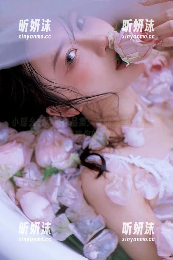 小瑶幺幺写真作品集：毒蛇之美原图全览，惊艳你的视觉