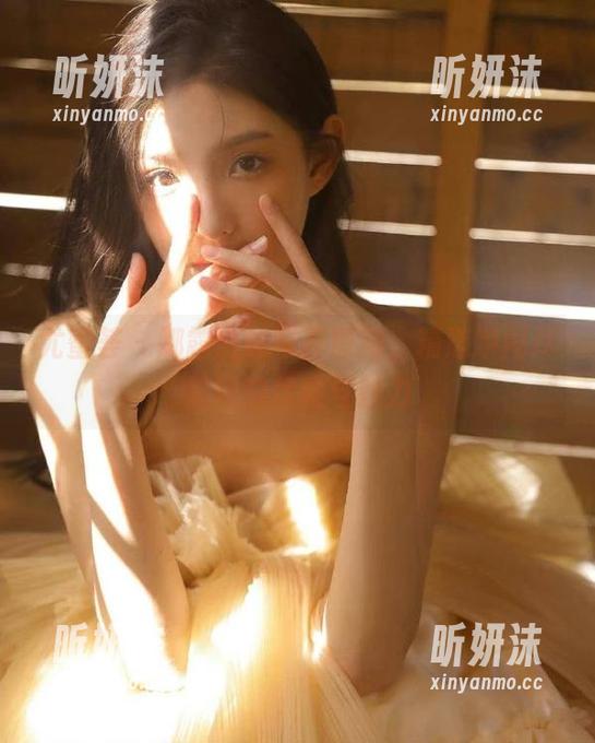 尤蜜荟-娜露 尤蜜荟 - 娜露白丝写真原图,精选瞬间尽显她的优雅与魅力