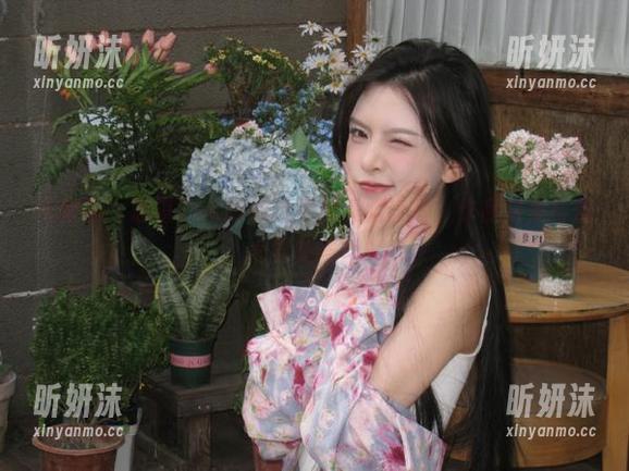 尤蜜荟-思淇Sukiii 尤蜜荟 - 思淇Sukiii倾情奉献美腿套图,作品将美与艺术完美结合!