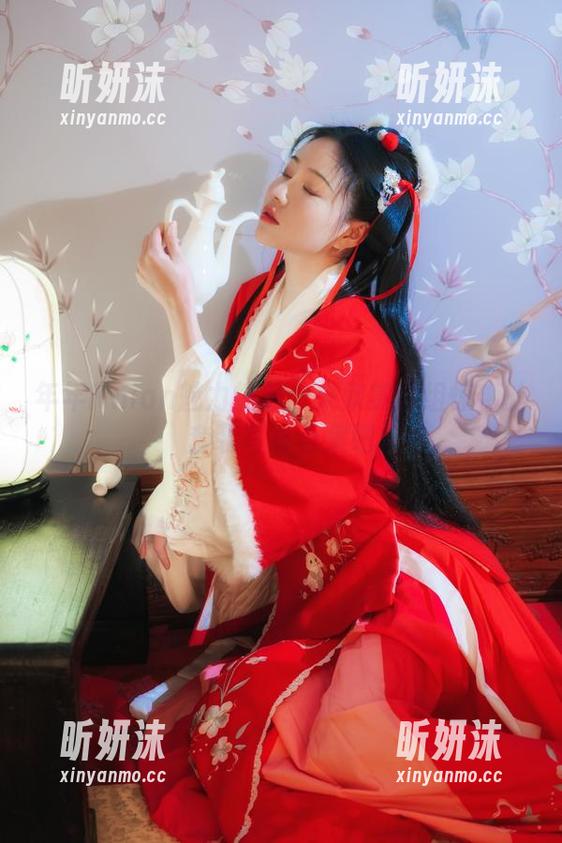 年年Nnian 年年Nnian魅力绽放:来欣赏这组惊艳的套装写真合集吧