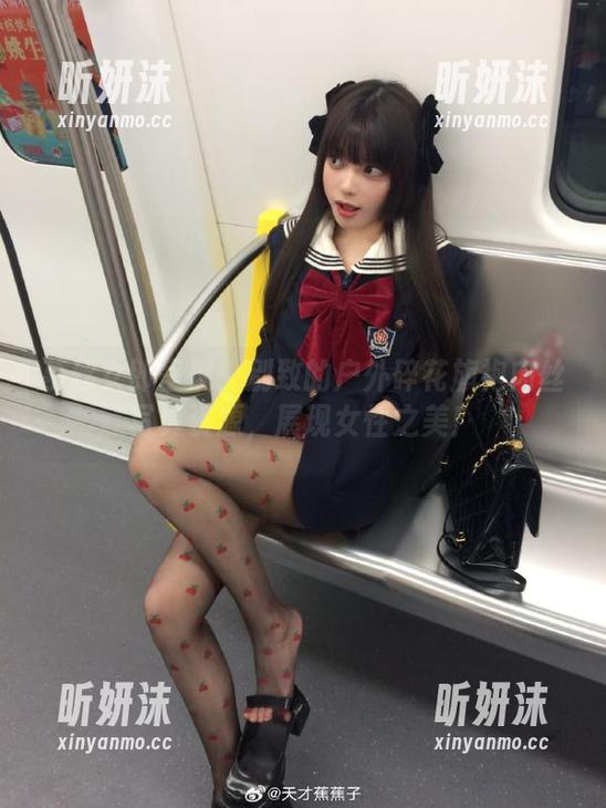 慕丝女郎 慕丝女郎呈现:别致的户外碎花旗袍肉丝写真资源,展现女性之美!