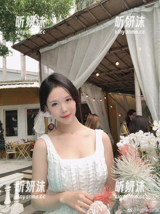 高清捕捉抖娘利世的毛衣写真，每一张照片都透露出无限的温暖与时尚气息！