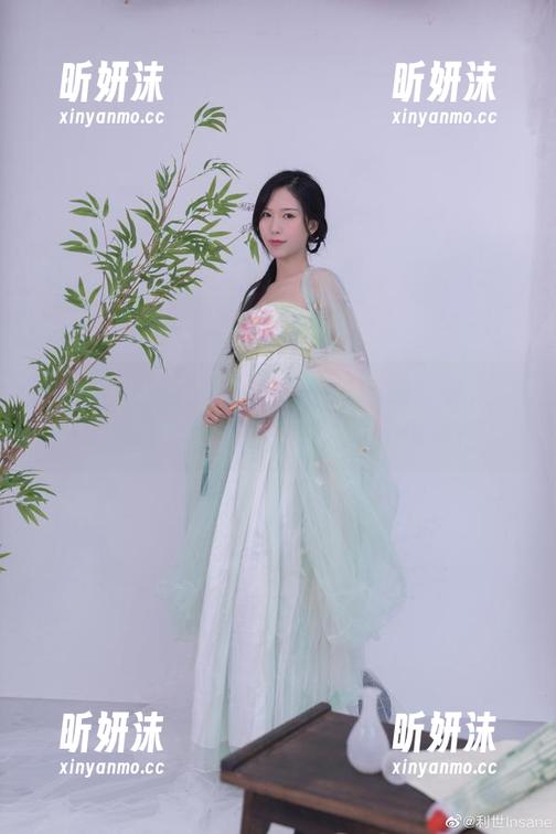 抖娘利世 轻松收藏“抖娘利世眼镜”作品资源,快来欣赏她独特的眼镜风格和拍摄技巧!