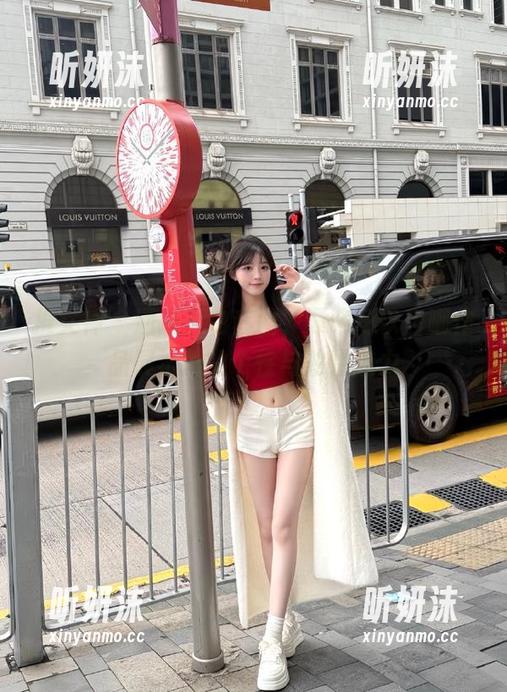 推女神 - 通过黑白套图，谭晓彤以自嘲作品展示她的个性与独特魅力
