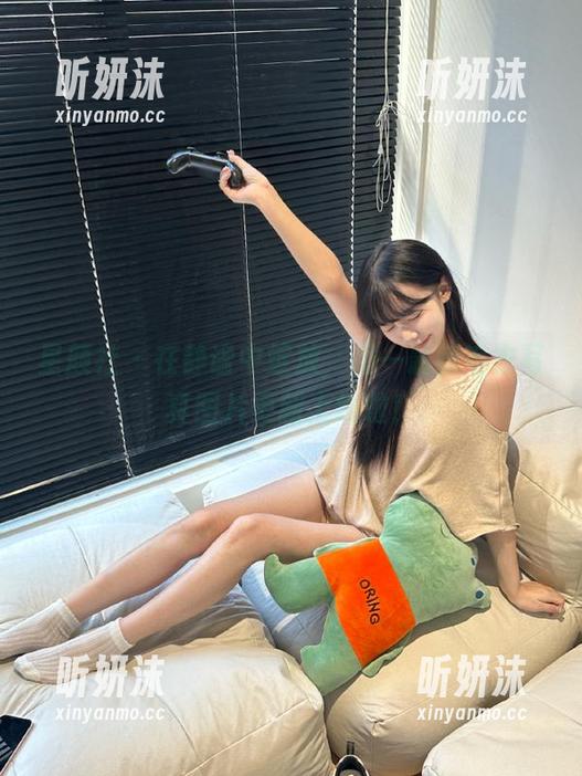 星颜社 - 在静谧中绽放，恩一最新毛衣写真图片更新上线啦！