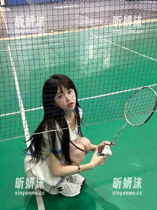 果团网-周妍希 果团网 - 探索周妍希的黑白魅力:私房精选合集展现她的无尽风情