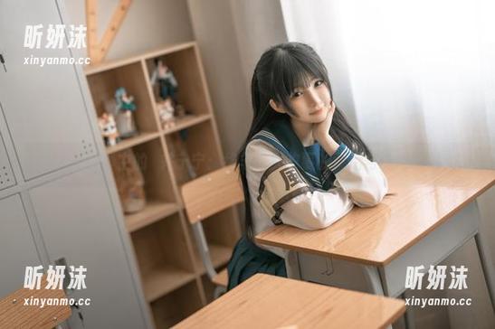 私拍写真中的桜井宁宁：绵羊少女故事的背后与心动瞬间