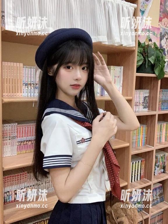 森萝财团 - 感受媛媛的丝袜写真：原图中的美丽与柔情交织