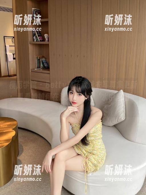 模范学院 - Betty林子欣泳衣写真集更新：看看她如何在泳池畔上演‘水中自拍’的趣事！