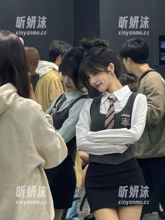 模范学院-SiByl李思宁 模范学院 - SiByl李思宁最新皮衣作品集更新,玩转时尚与个性的界限!