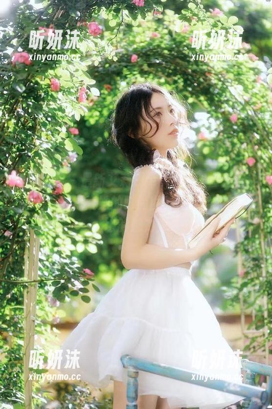 模范学院 - 最新艾莉Evelyn礼服套图，让我们一起探索她的时尚世界，感受无与伦比的魅力！