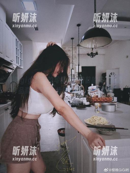 樱晚gigi这次的写真集：窗前的花，精选作品真的是让人齿颊留香，目不转睛！