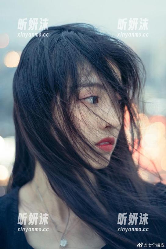 最新白莉爱吃巧克力镂空写真图包，感受她在镜头前的优雅与神秘，仿佛时间都为之停滞。